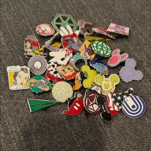 35 Disney Colorful Character Pin Set